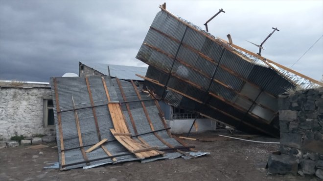Kars'ta şiddetli rüzgar, 3 köyde evlerin çatılarını uçurdu