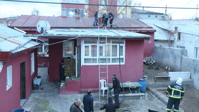 Kars'ta bir evin çatısında çıkan yangın söndürüldü