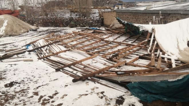 Kars'ta şiddetli fırtına nedeniyle çok sayıda evin çatısı uçtu