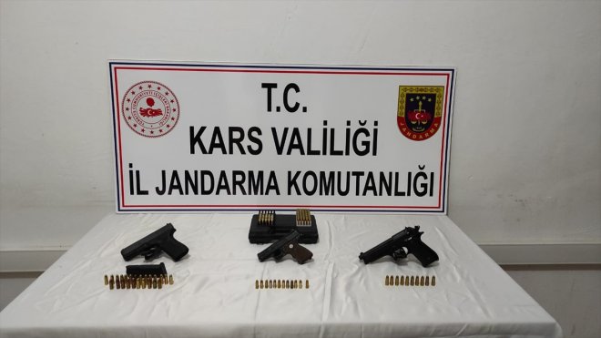 Kars'ta silah kaçakçılığı operasyonunda 2 şüpheli yakalandı