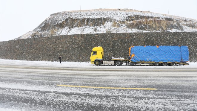 KARS - Yoğun kar ve tipi nedeniyle Kars-Ardahan kara yolunda ulaşım güçlükle sağlanıyor1