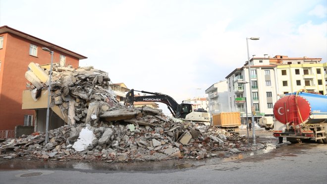 MALATYA - Ağır hasarlı binaların yıkımı sürüyor1