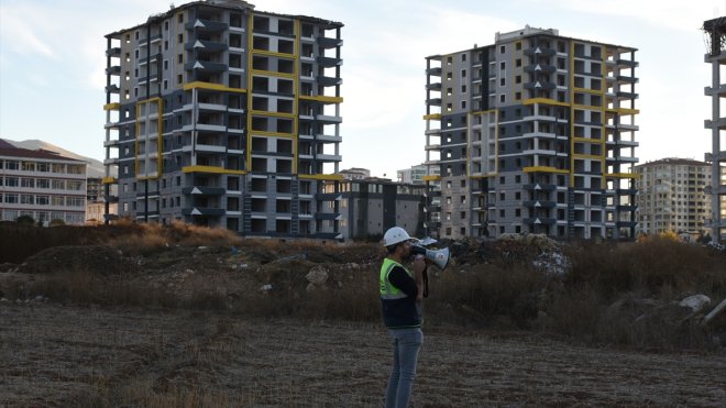 Malatya'da ağır hasarlı iki bina patlayıcı kullanılarak yıkıldı