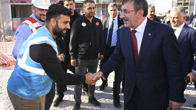 MALATYA - Cumhurbaşkanı Yardımcısı Yılmaz, yapımı süren deprem konutlarını inceledi1