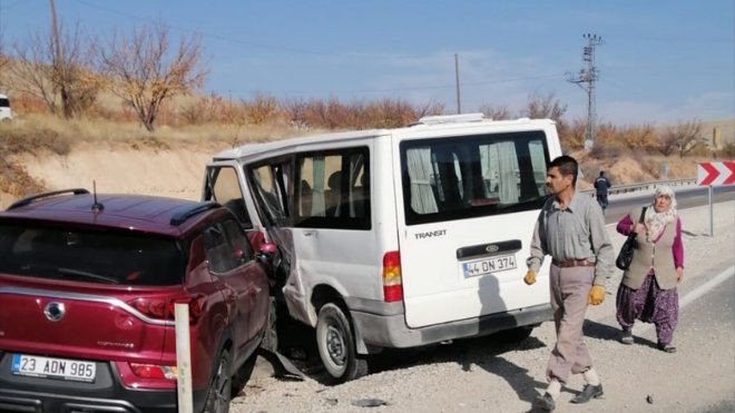 Malatya'da minibüs ile otomobilin çarpışması sonucu 5 kişi yaralandı