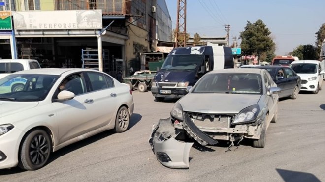 Malatya'da otomobilin çarptığı motosikletteki 2 polis yaralandı
