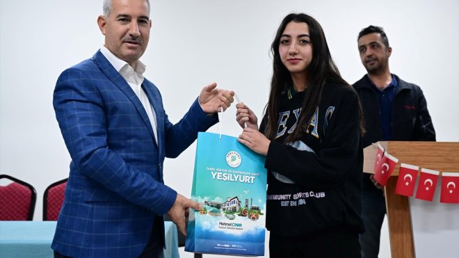 Malatya'da üniversite sınavına hazırlanan öğrencilere kitap seti verildi
