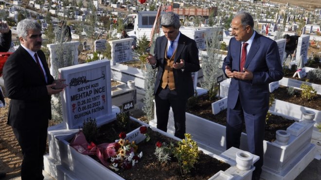 Malatya'da depremlerde hayatını kaybeden öğretmenlerin kabri ziyaret edildi