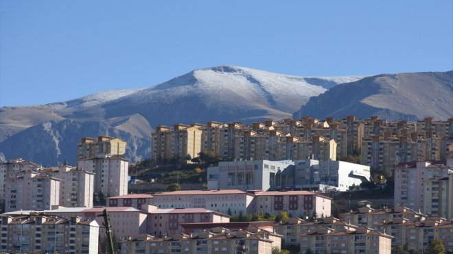 Malatya'nın yüksek kesimlerine kar yağdı