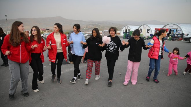 Türk Kızılay gönüllüleri Malatya'da depremzede çocuklarla sokak oyunları oynadı