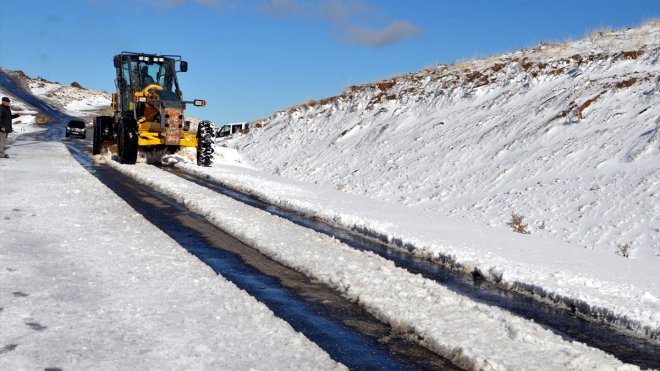 Muş'ta ekipler, yüksek kesimlerdeki yollarda kar temizleme çalışması yaptı