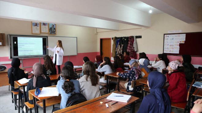 Muş'ta kız çocukları gönüllü öğretmenler sayesinde yeniden okullu oluyor