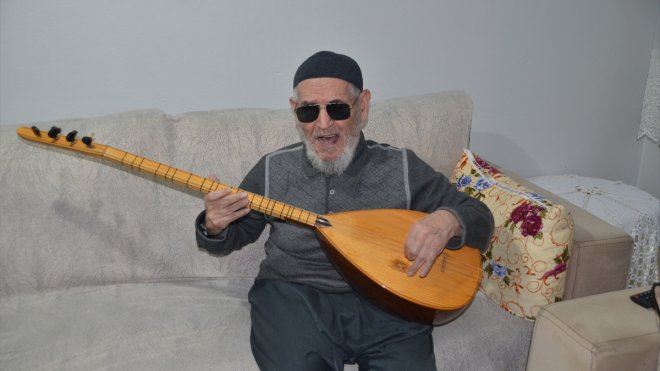 Muş'ta 76 yaşındaki görme engelli Ünver müzik tutkusuyla hayata tutunuyor