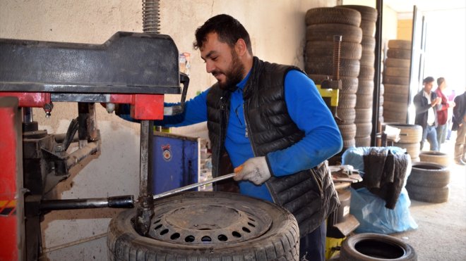 Muş'ta lastikçilerde kış lastiği yoğunluğu yaşanıyor