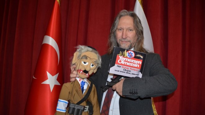 Tiyatro sanatçısı Mehmet Tahir İkiler, Muş'taki gösterisinde İsrail'in saldırılarına tepki gösterdi