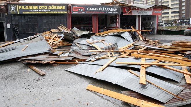 Muş ve Hakkari'de şiddetli rüzgar nedeniyle bazı ev iş yerlerinin çatıları zarar gördü