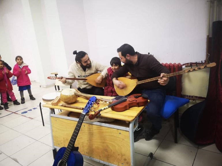 Müzik öğretmeni, köy çocuklarını müzikle buluşturuyor3