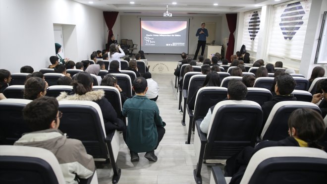 NASA'da görevli Türk astrofizikçi, Hakkarili öğrencilere uzayı anlattı