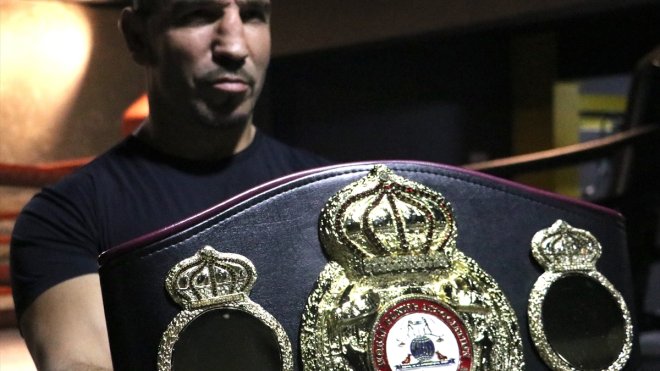 Rocky filmlerinden etkilenerek boksa başlayan Türk sporcunun dünya şampiyonluğuna uzanan öyküsü