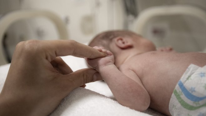 Şefkatle bakılan prematüre bebeklerin kuvözden anne kucağına yolculuğu