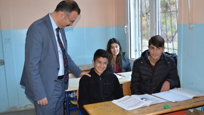 Şemdinli Kaymakamı Ateş, öğrencilerle buluştu