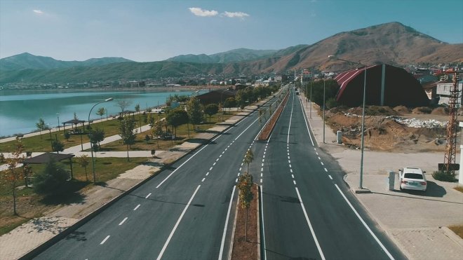 Tatvan'da yollar parke taşı ve asfalt ile yenileniyor