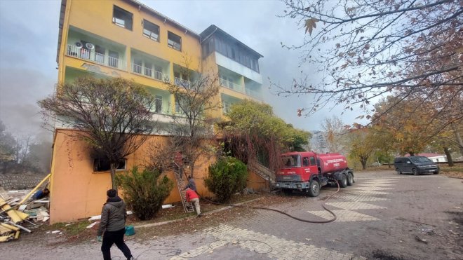 Tunceli'de eski ilçe belediye binasında çıkan yangın söndürüldü