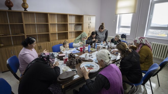 Kadınlar, Tunceli'ye özgü motiflerle süsledikleri hediyelik eşyalardan kazanç sağlıyor