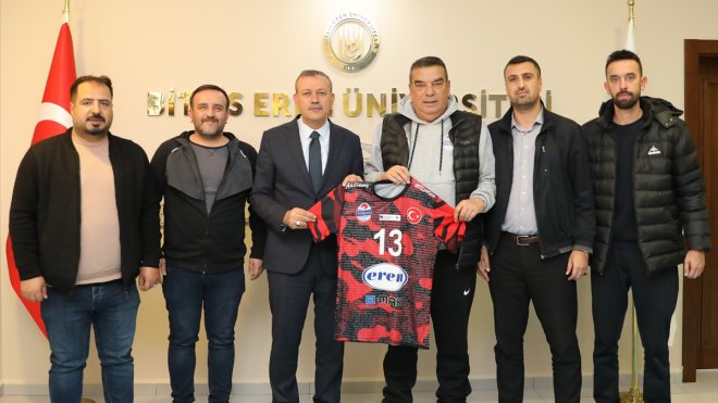 TÜRŞAD Voleybol Takımı yöneticileri Rektör Elmastaş'ı ziyaret etti