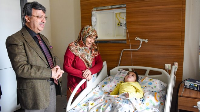 VAN - AK Parti Van Milletvekili Türkmenoğlu, Eğitim ve Araştırma Hastanesini ziyaret etti1