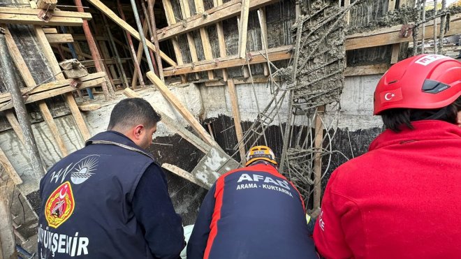 Van'da inşaat alanındaki göçüğün altında kalan 2 işçi kurtarıldı