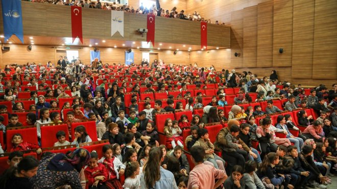 Van'da öğrenciler için ücretsiz tiyatro gösterileri başladı