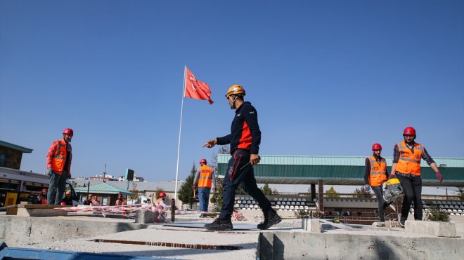 "Van depreminin kahramanları", Malatya ve Hatay'da da birçok kişiye umut oldu