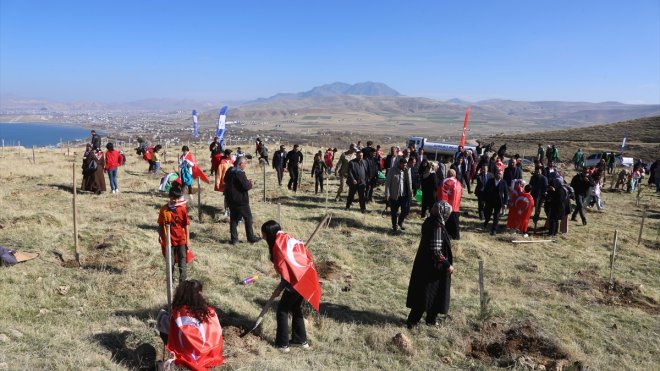 Van'da, İsrail saldırıları sonucu hayatını kaybedenler için fidan dikildi