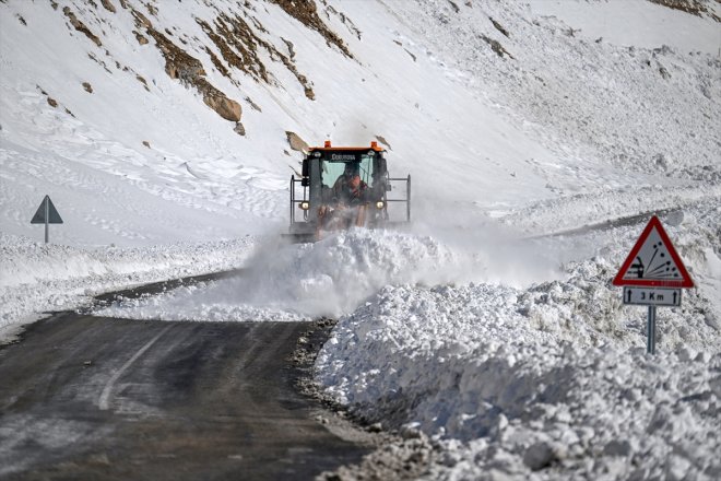 yarım VAN Kar karla sürüyor yolunda mücadele metreyi geçtiği Bahçesaray - kalınlığının 11