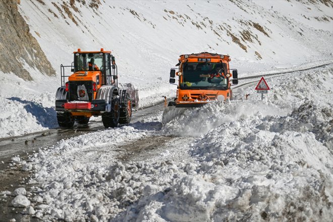 mücadele Kar Bahçesaray geçtiği kalınlığının metreyi sürüyor yarım - VAN yolunda karla 12