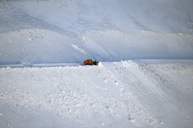 kalınlığının VAN Bahçesaray Kar metreyi karla mücadele yarım sürüyor geçtiği - yolunda 15