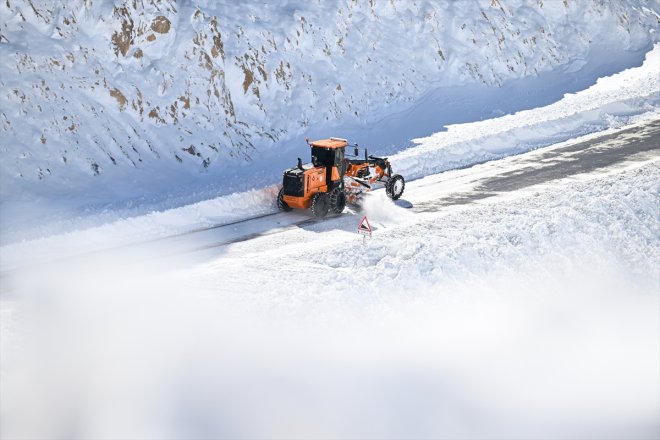 karla geçtiği Kar Bahçesaray mücadele yarım sürüyor VAN yolunda - kalınlığının metreyi 16
