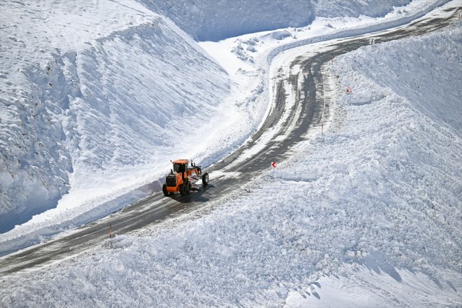 Bahçesaray mücadele karla yolunda sürüyor metreyi kalınlığının - Kar yarım geçtiği VAN 17