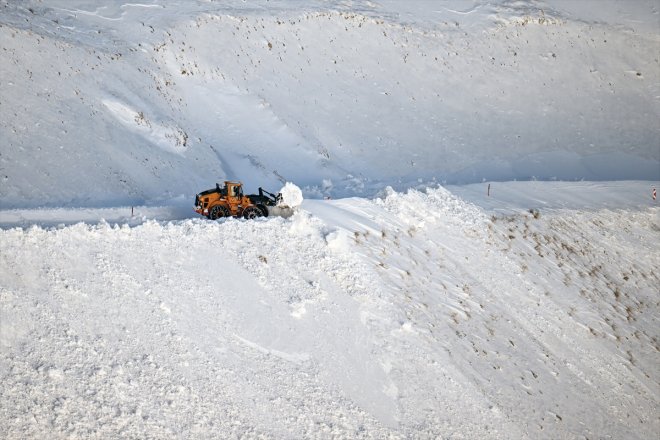 geçtiği VAN mücadele karla yolunda sürüyor Bahçesaray Kar metreyi kalınlığının yarım - 18