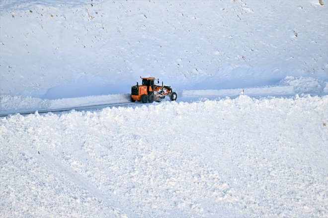 VAN metreyi sürüyor - mücadele yarım kalınlığının Bahçesaray yolunda Kar karla geçtiği 19