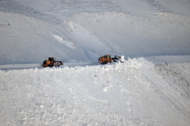 Bahçesaray karla - kalınlığının sürüyor geçtiği yolunda metreyi VAN yarım Kar mücadele 20