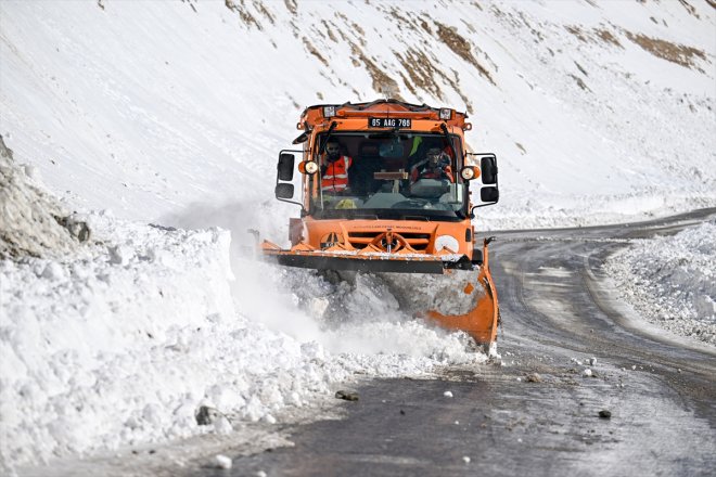 yolunda - Bahçesaray kalınlığının mücadele metreyi sürüyor yarım karla geçtiği Kar VAN 22