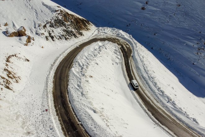 karla - sürüyor VAN Bahçesaray metreyi yarım geçtiği yolunda Kar mücadele kalınlığının 26