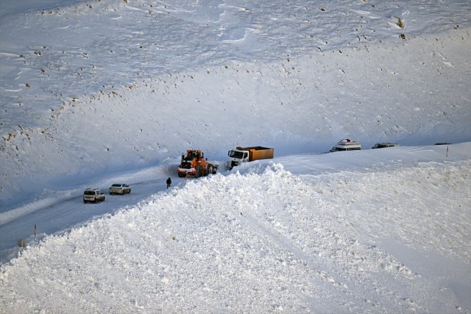 mücadele kalınlığının karla - yolunda Bahçesaray VAN Kar metreyi geçtiği sürüyor yarım 9