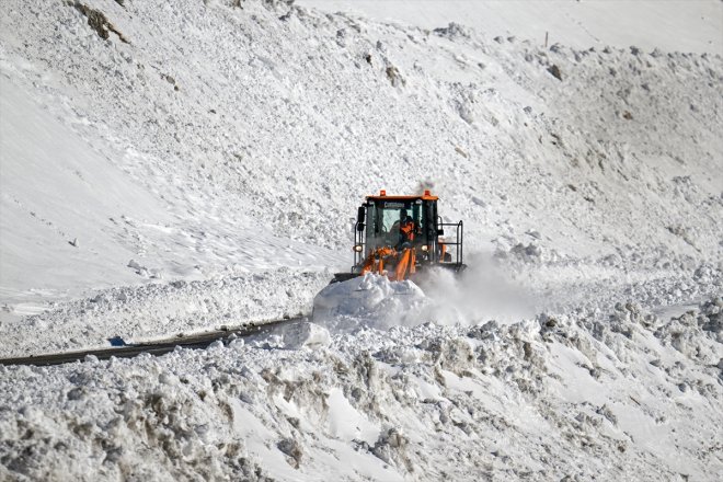 yarım kalınlığının geçtiği Kar sürüyor metreyi mücadele Bahçesaray karla VAN - yolunda 10
