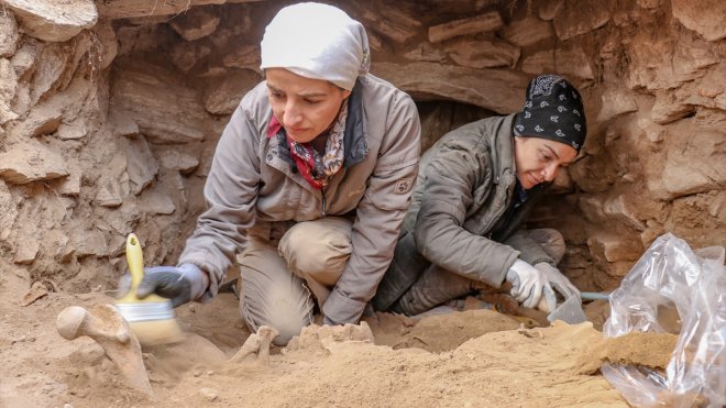 Van'da nekropol alandaki iskeletlerde "beyin ameliyatı" izine rastlandı