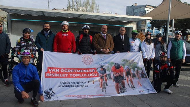 Van'da öğretmenler bisikletle şehir turu attı