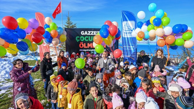 Vanlı çocuklar, hayatını kaybeden Filistinli akranları için gökyüzüne balon bıraktı