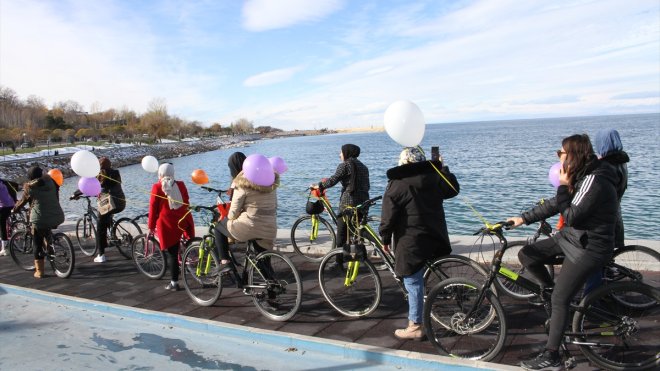Vanlı kadınlar Gazze'de ölen kadınlar için gökyüzüne balon bıraktı